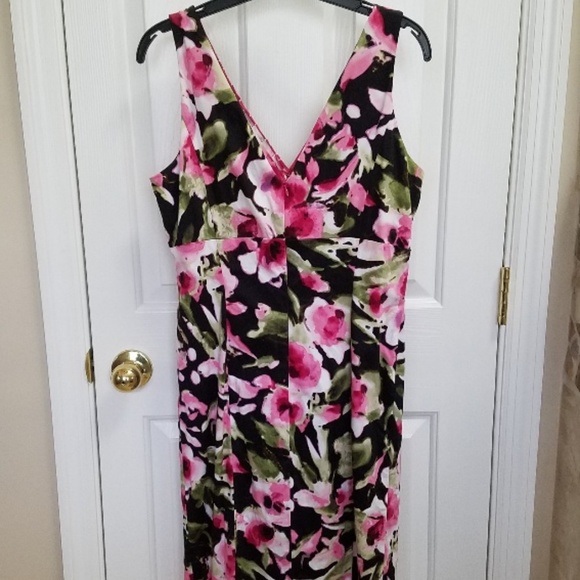 CUTE FLORAL DRESS! - Picture 3 of 5